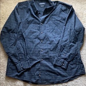 Van Heusen Men's button down shirt in Navy & Green